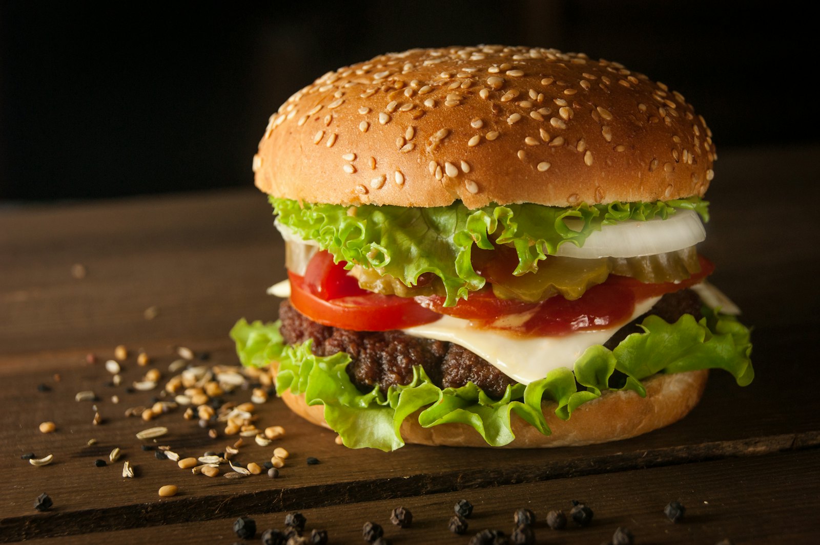 Hambúrguer com alface, tomate, cebola e queijo